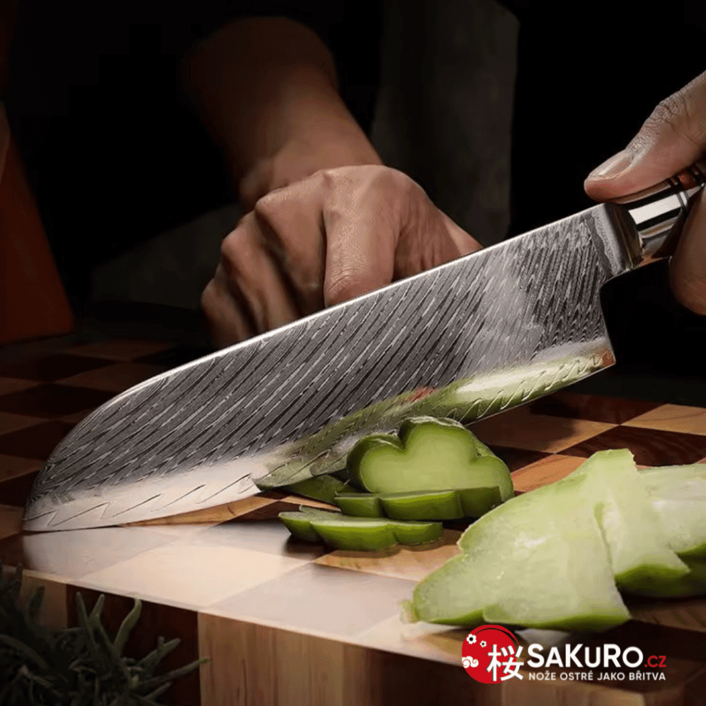 Sekání Santoku nožem SaKuro
