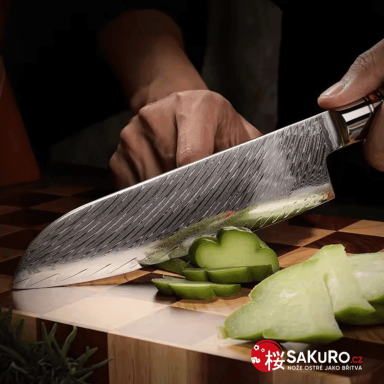 Sekání Santoku nožem SaKuro